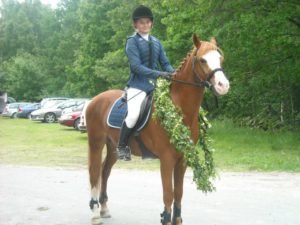 Emmy Åhman och Dahlåkras Juwel Fina Juwelen med duktiga Emmy på ryggen fick stilpriset och meeting priset på midsommarcupen i Hässleholm 2011